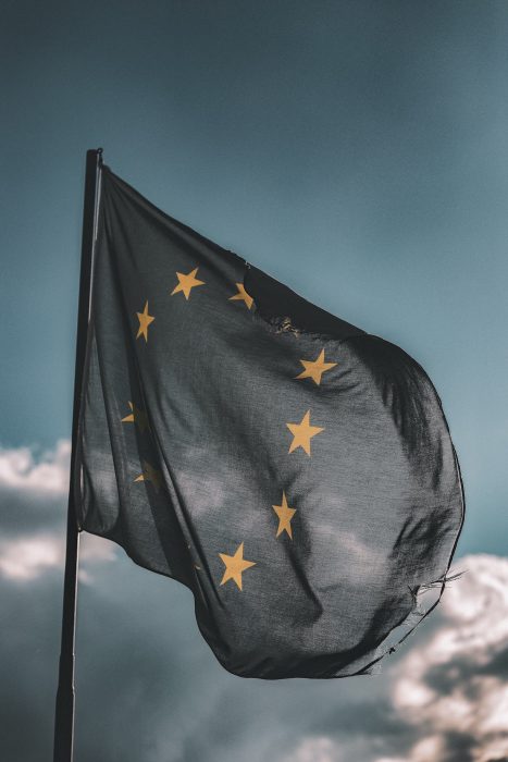 drapeau-europe-droit-lobbying-plaidoyer-omnes